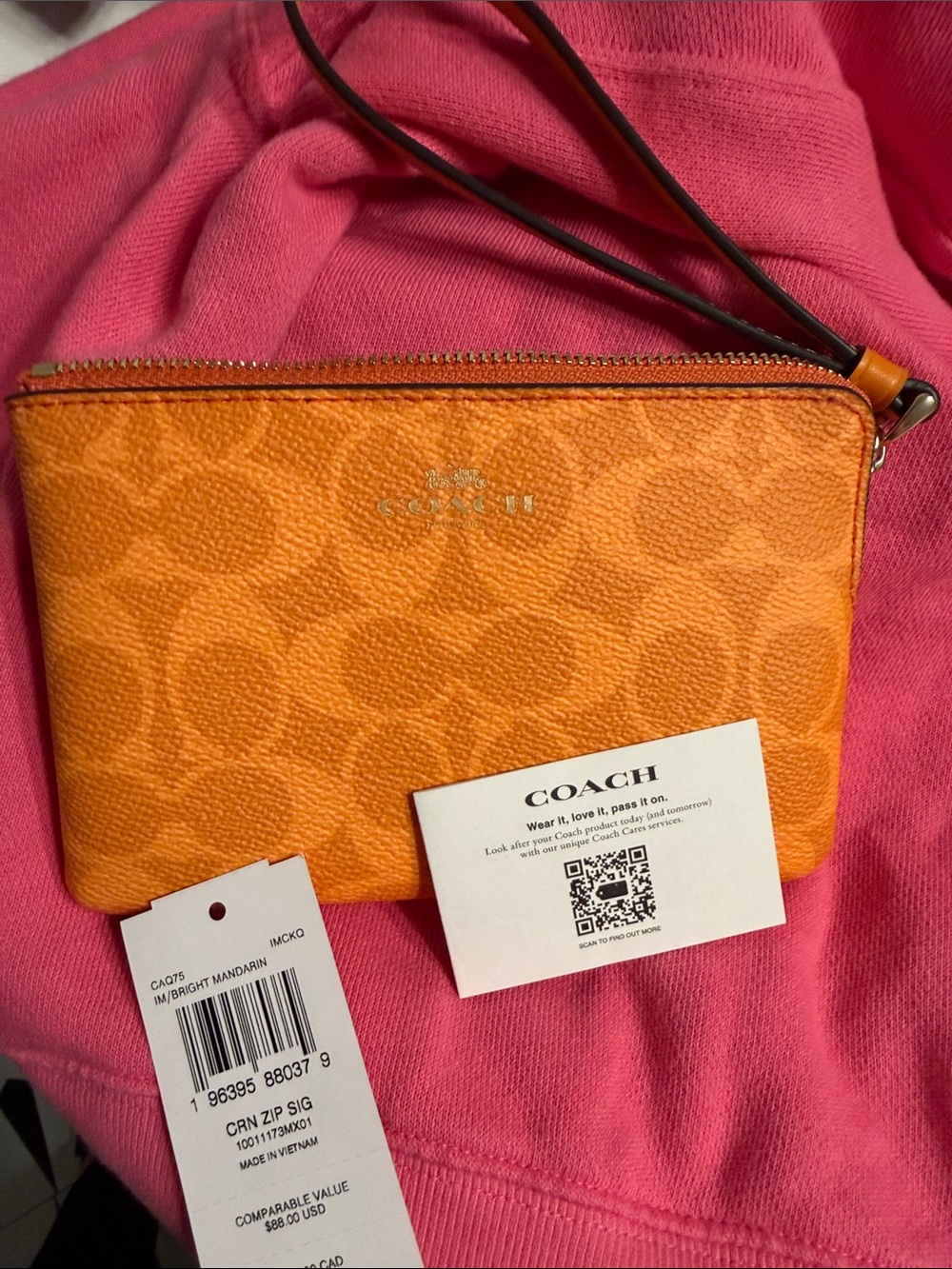 NWT COACH Signature Zip Wristlet in ORANGE SIGNATURE Corner Zip Wristlet